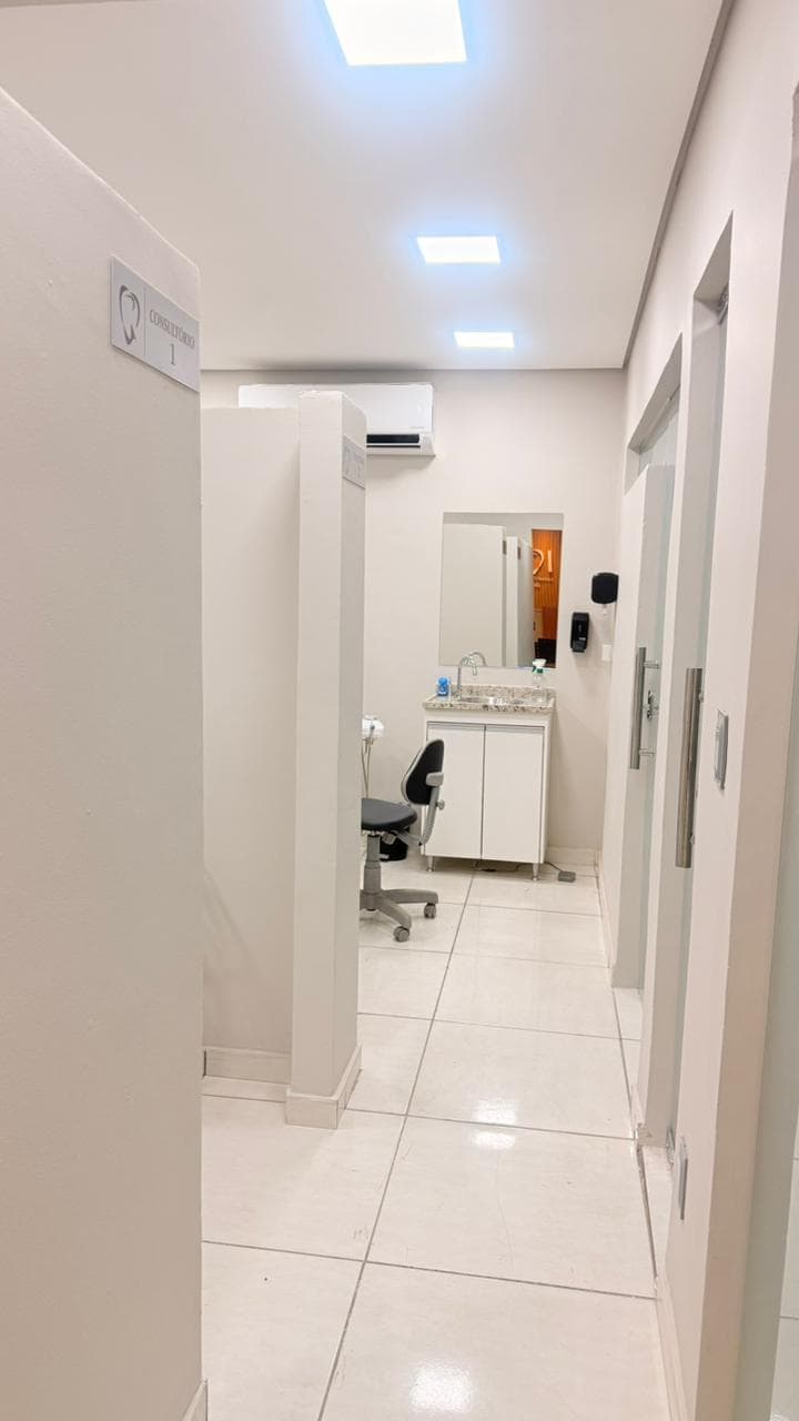 Corredor com destaque para os vários consultórios de atendimento do Instituto Odontológico Belo Horizonte