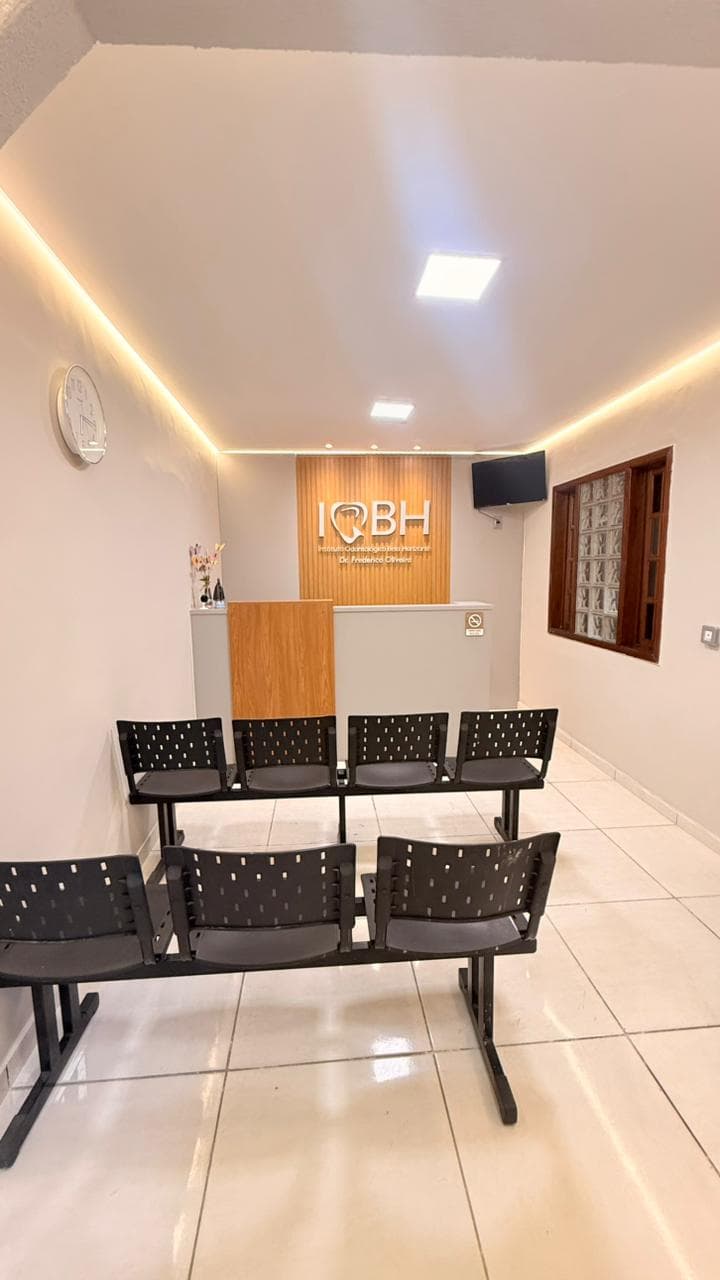 Recepção com cadeiras de espera do Instituto Odontológico Belo Horizonte